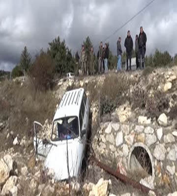 Yoldan çıkan otomobildeki 2 kişi yaralandı