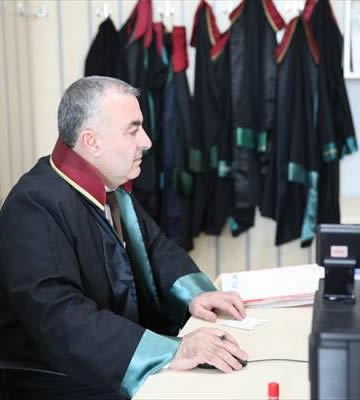 On yıl şoför olarak çalıştığı adliyede üç yıldır avukatlık yapıyor