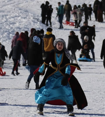Şalvarlı ve fistanlı kayakçılar pistlere renk kattı