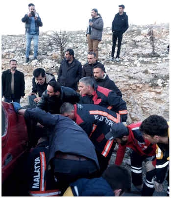 Devrilen otomobildeki 4 kişi yaralandı