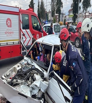 İki otomobilin çarpıştığı kazada 3 kişi yaralandı