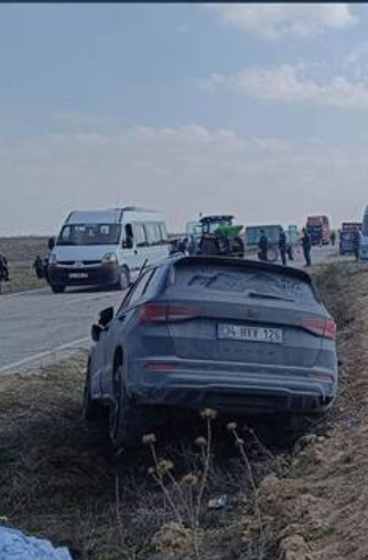 Traktörle otomobil çarpıştı: 2 ölü, 3 yaralı