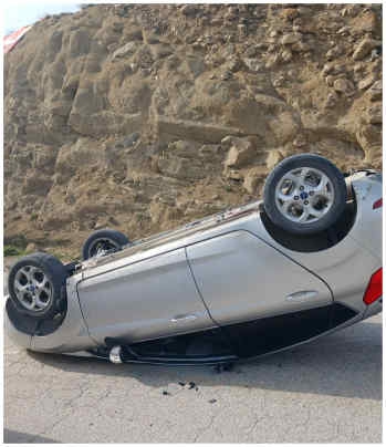 Devrilen otomobilin sürücüsü yaralandı