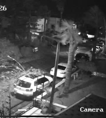 Fırtına nedeniyle uçan apartman çatısı park halindeki otomobile zarar verdi