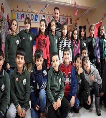 Kanser hastası öğretmen öğrencilerinin sevgisiyle hayata tutunuyor