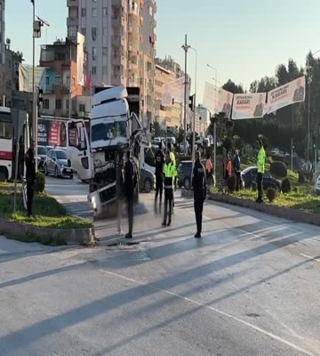 Otobüs ile çarpışan kamyonun sürücüsü hayatını kaybetti