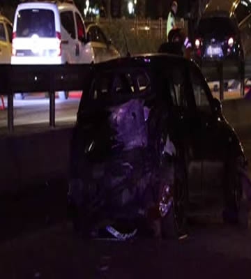 Refüje ve aydınlatma direğine çarpan otomobilin sürücüsü öldü