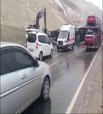 Tırdan düşen yükün altında kalan otomobildeki sürücü öldü