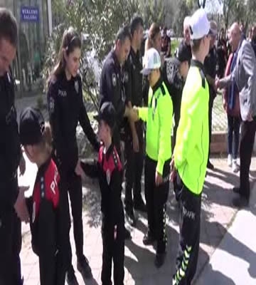 Down sendromlu öğrenciler emniyet müdürlüğünde bir gün geçirdi