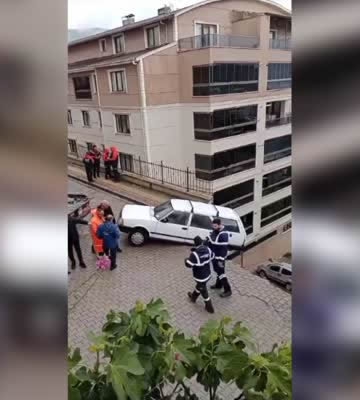 İstinat duvarının, üzerine devrildiği apartmandaki 2 kişi yaralandı