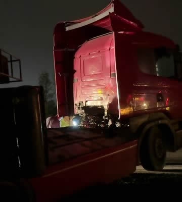 Yonca yüklü tır şarampole devrildi