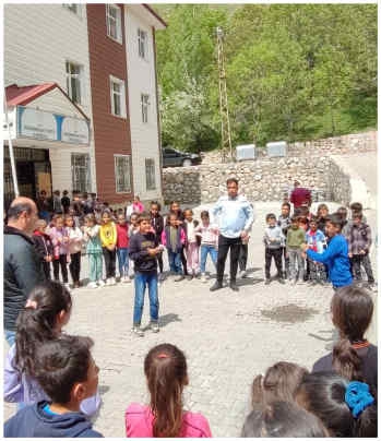İlkokul öğrencileri en iyi topacı çevirmek için yarıştı