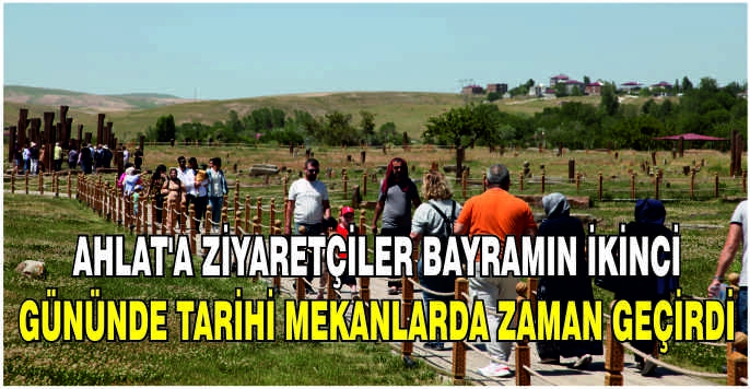Ahlat’a ziyaretçiler bayramın ikinci gününde tarihi mekanlarda zaman geçirdi