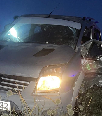 Bitlis'te hafif ticari araç ile minibüsün çarpışması sonucu 6 kişi yaralandı