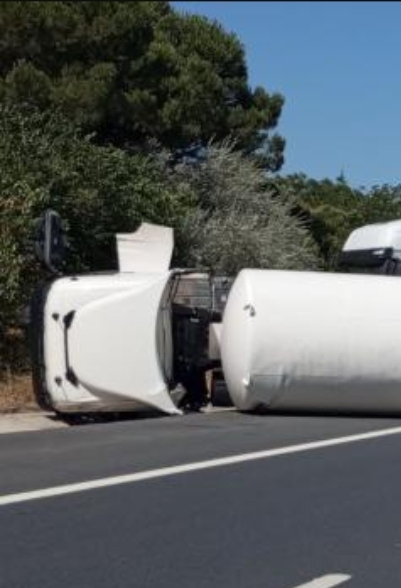 Gaz yüklü tanker devrildi, TEM Otoyolu trafiğe kapatıldı