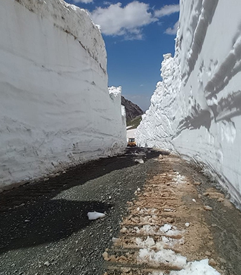 Kardan kapanan üs bölgesinin yolunda çalışmalar sürüyor