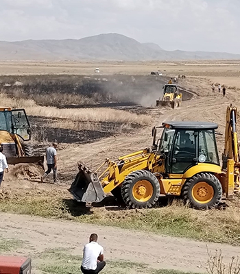 Van'da buğday tarlasında çıkan yangın söndürüldü