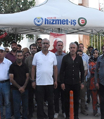 Van'da işten çıkarılan belediye çalışanları eylemlerine devam ediyor