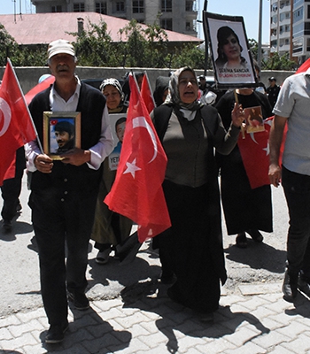 Vanlı aileler DEM Parti İl Başkanlığı önündeki eylemlerini sürdürüyor