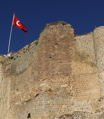 Elazığ Valisi Hatipoğlu, Harput Kalesi'nde yürütülen kazı çalışmalarını inceledi