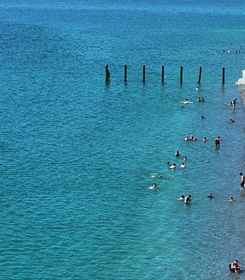 Kavurucu sıcaktan bunalanların adresi Van Gölü'nün serin kıyıları oldu
