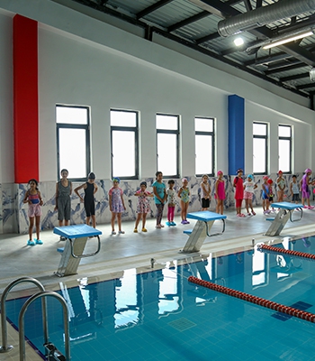 Vanlı çocuklar yarı olimpik havuzda yüzme öğreniyor