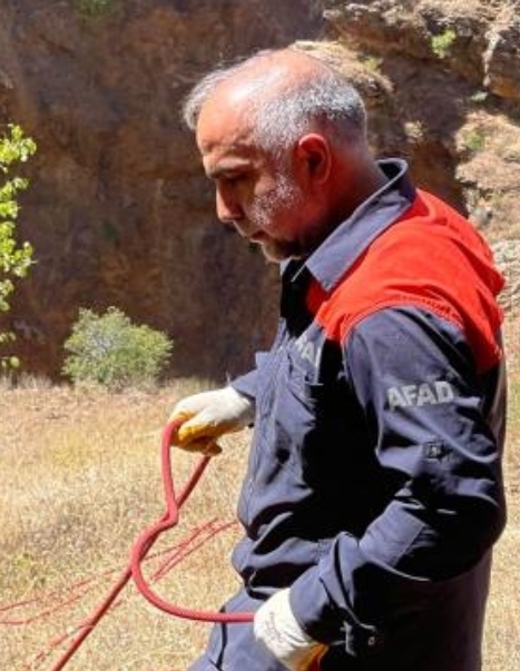 Kayalıkta mahsur kalan 3 keçiyi AFAD ekipleri kurtardı