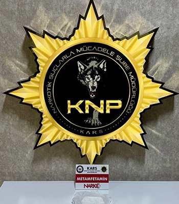 Kars'ta otomobilinin tavanında uyuşturucu ele geçirilen sürücü tutuklandı
