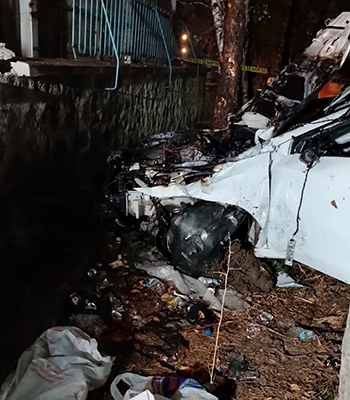 Erzurum'da eski hastane binası bahçesine düşen otomobildeki 3 kişi öldü