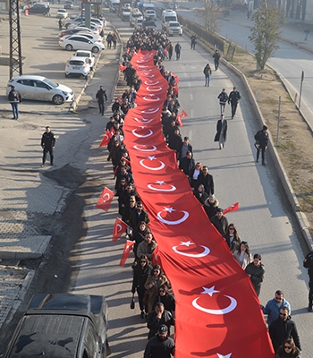 Hakkari'de öğretmenler, şehit meslektaşları için yürüdü