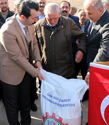 Hekimhan Belediyesi 1180 üreticiye hayvan yemi dağıttı