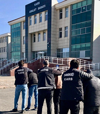 Kars'ta uyuşturucu imal ve ticareti yaptıkları iddiasıyla 2 zanlı tutuklandı