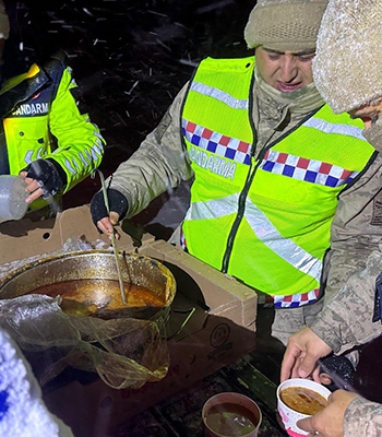 Ardahan'da kar nedeniyle araçlarıyla yolda kalanlara çorba ikramı