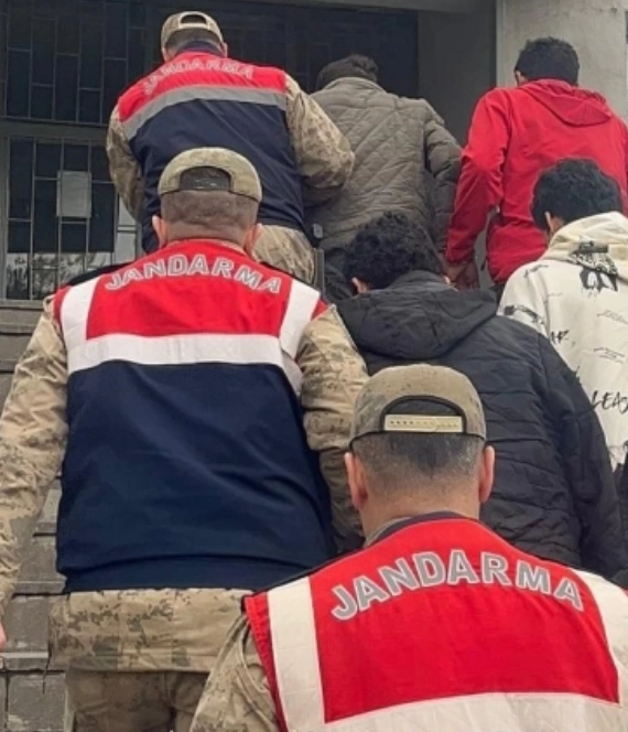Düzensiz göçmenler yakayı Bitlis'te ele verdi!