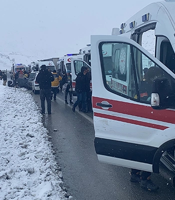 Erzincan'da yolcu otobüsü şarampole devrildi