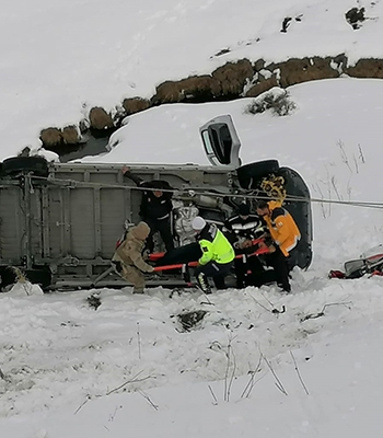 Erzurum'da şarampole devrilen minibüsün sürücüsü yaralandı