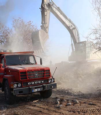 Elazığ'da ağır hasarlı 10 bin 33 binanın enkazı kaldırıldı