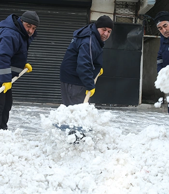 Hakkari'de kar nedeniyle 132 yerleşim yerinin yolu kapandı