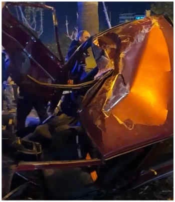 Otomobil ağaca çarptı: 2 ölü 1 yaralı