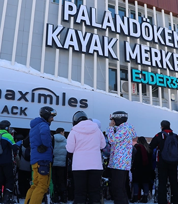 Palandöken'e gelen turistler, güneşli havada kayak yapmanın keyfini çıkardı