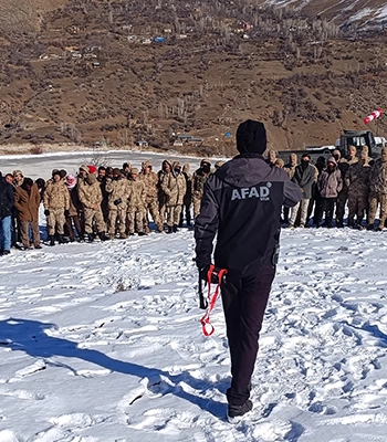 Van'da güvenlik korucularına çığda arama kurtarma eğitimi verildi