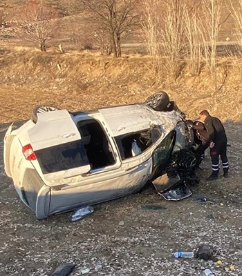 Erzincan'da hafif ticari aracın şarampole devrildiği kazada 4 kişi yaralandı