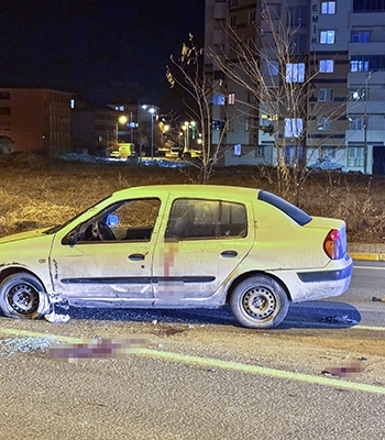 Erzurum'da devrilen otomobilin sürücüsü ağır yaralandı