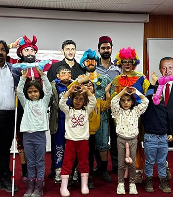 Hakkari'de Karagöz ve Hacivat oyunu sahnelendi.
