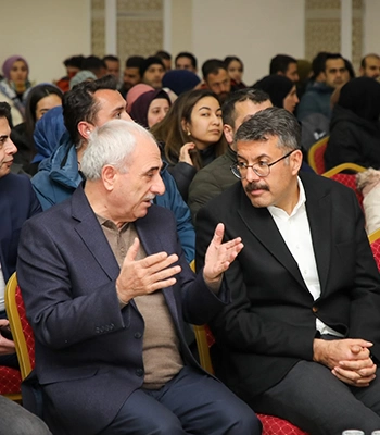Şair ve yazar Nurullah Genç, Hakkari'de söyleşiye katıldı