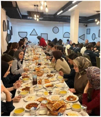 Çenberlitaş Börekçisi öğrencilerin ve sporcuların yanında: Muş Vakfında anlamlı iftar!