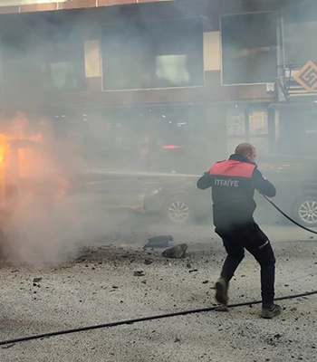 Iğdır'da seyir halindeyken yanan araç kullanılamaz hale geldi