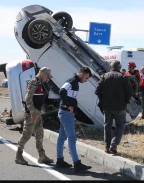 Kars'ta iki otomobil çarpıştı: 1 ölü, 6 yaralı