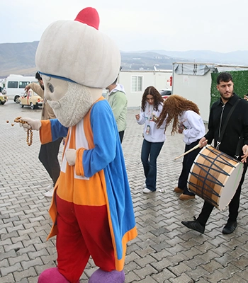 Malatya'da Ramazan Panayırı Bayram Korteji depremzede ailelerle buluştu