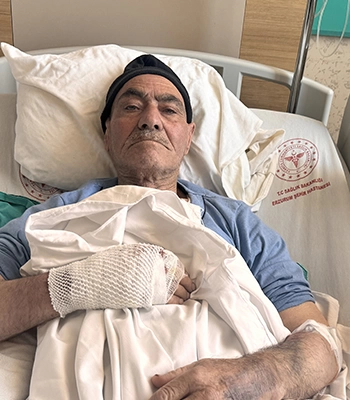 Üzerine kaynar su dolu çaydanlık devrilen yaşlı adam yaralandı